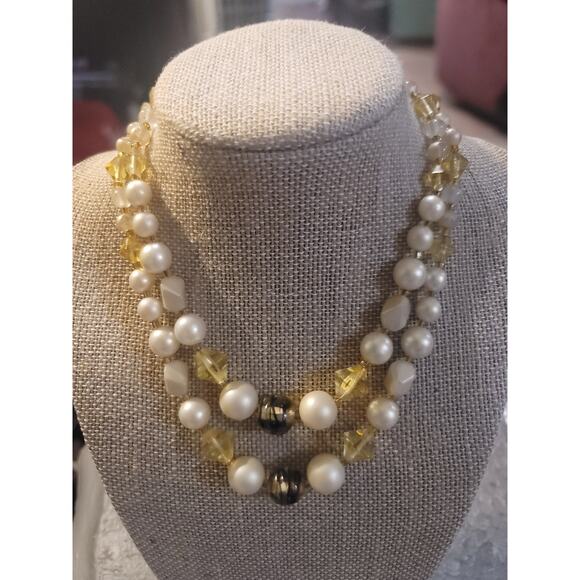 Vintage faux pearl and yelllow/green beaded necklace made in "Japan" - Picture 2 of 3